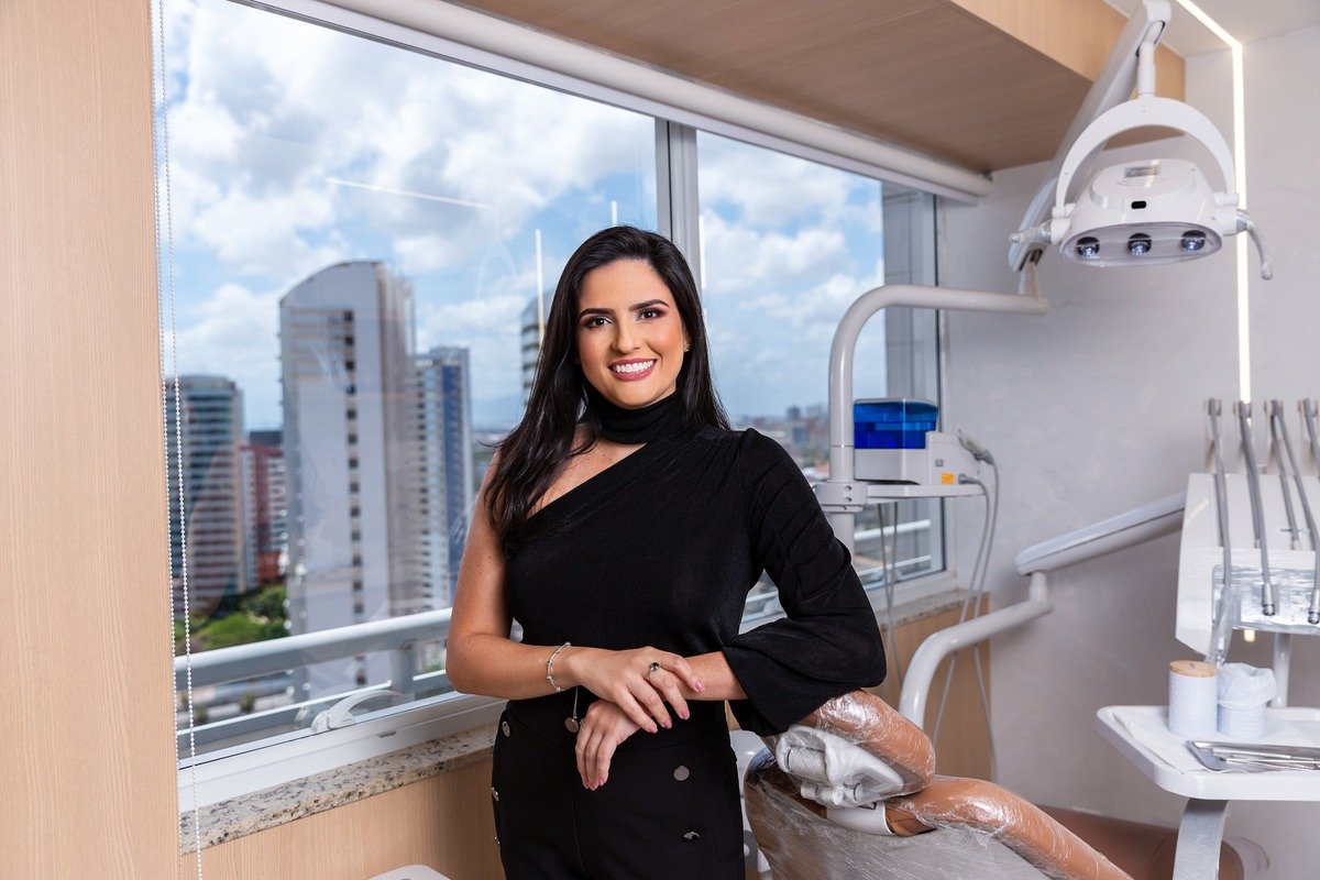 Dra. Anizia Fernandes em seu consultório odontológico